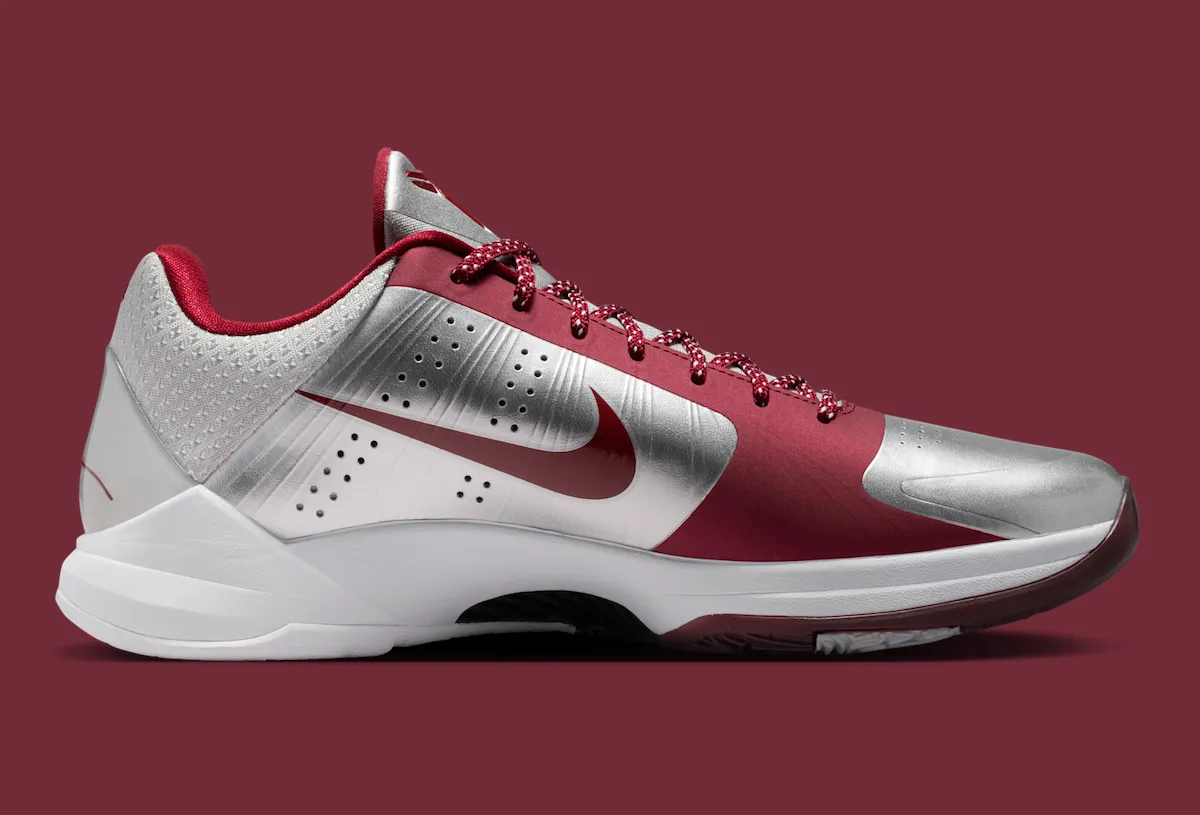 Detalle de los acentos en Team Red y el upper en Metallic Silver